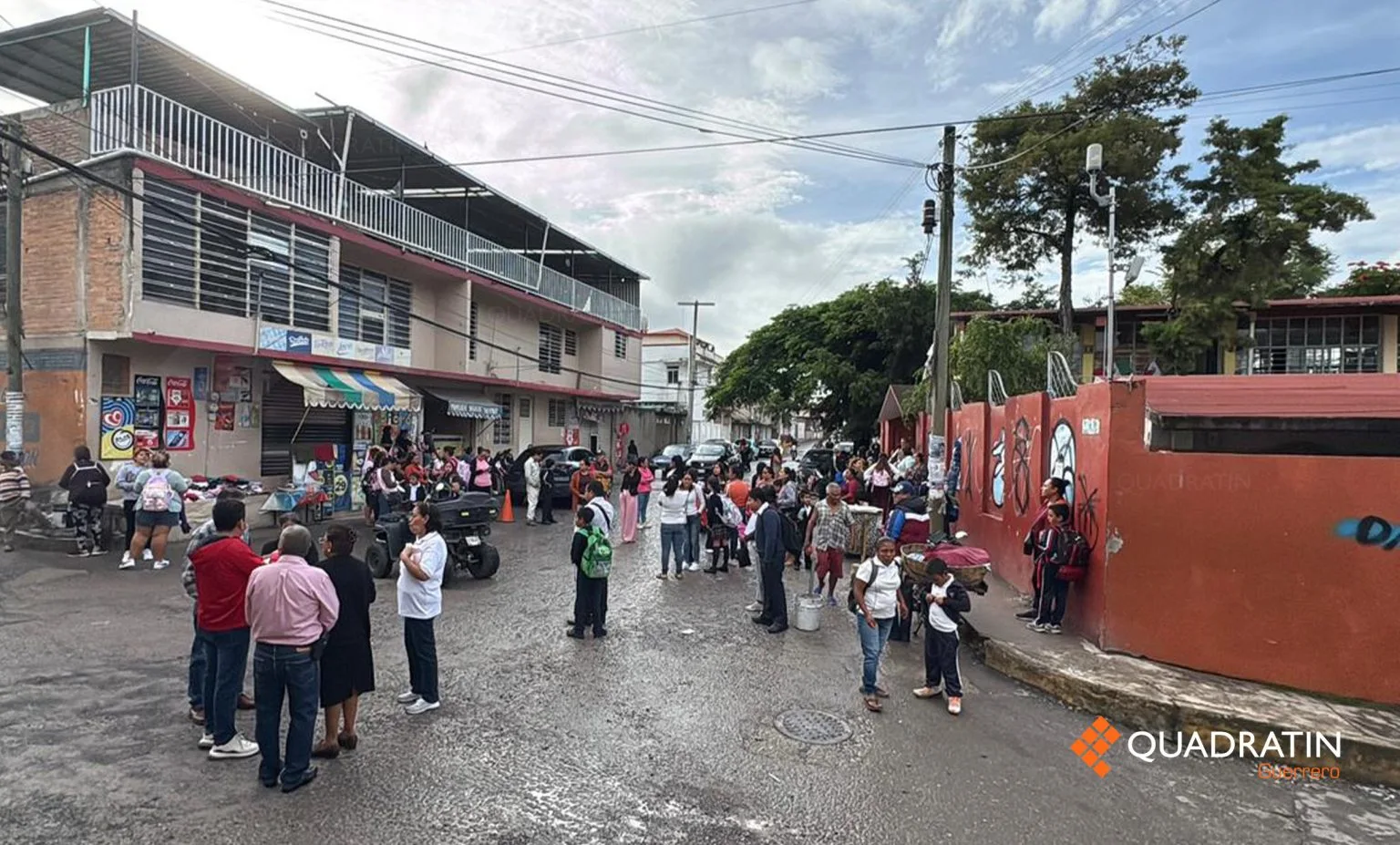 Bloquean calles de Chilpancingo para denunciar otro robo en escuela