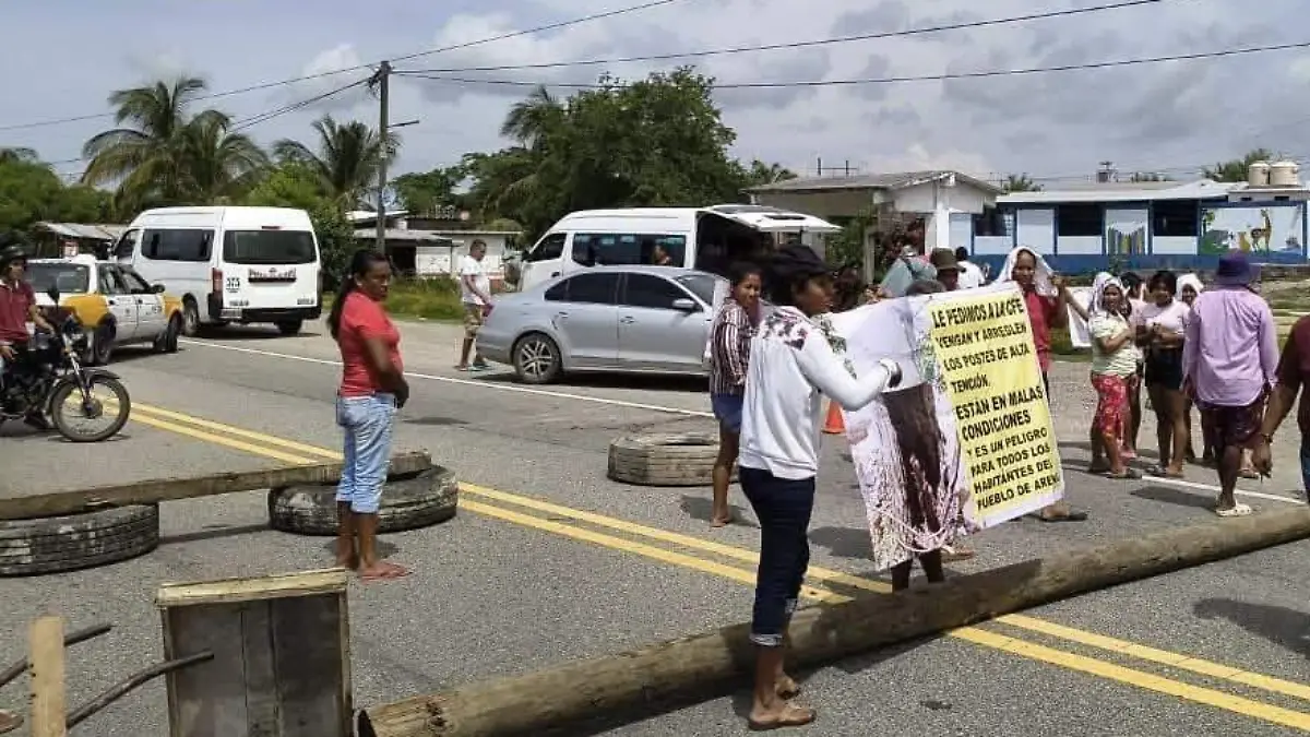 Pobladores bloquean la carretera federal Acapulco-Pinotepa