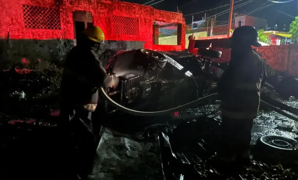 Se incendian 2 autos en el poblado Bonfil de Acapulco