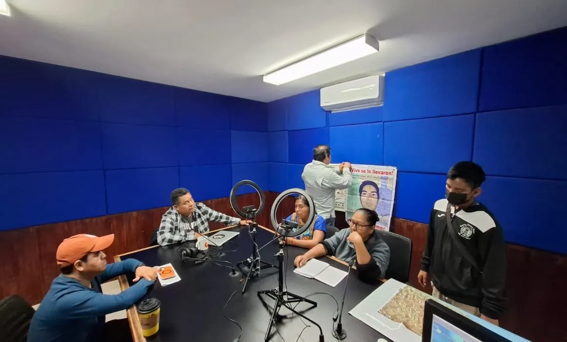 Toman padres de los 43 radiodifusoras y acusan indiferencia de Sheinbaum