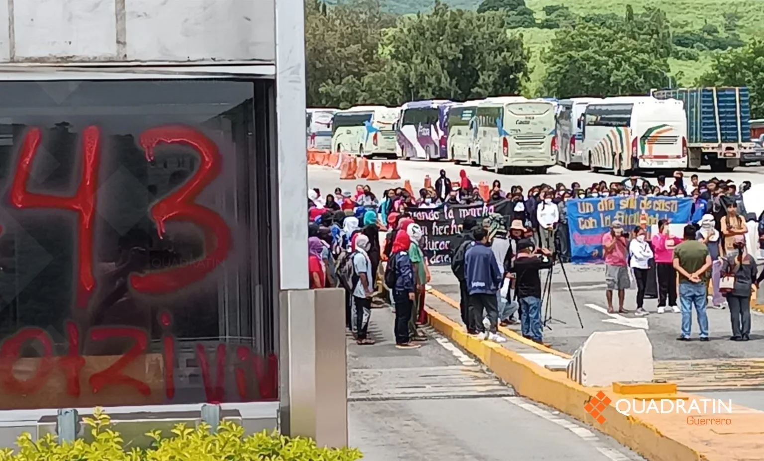 Toman padres de los 43 y normalistas casetas de Autopista en Chilpancingo